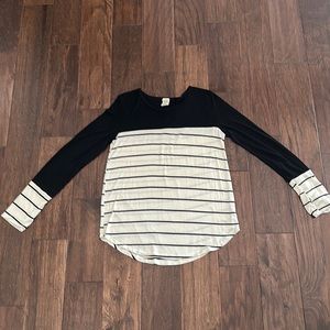 EUC Blk/Cream Striped Tunic w/Thumbholes!